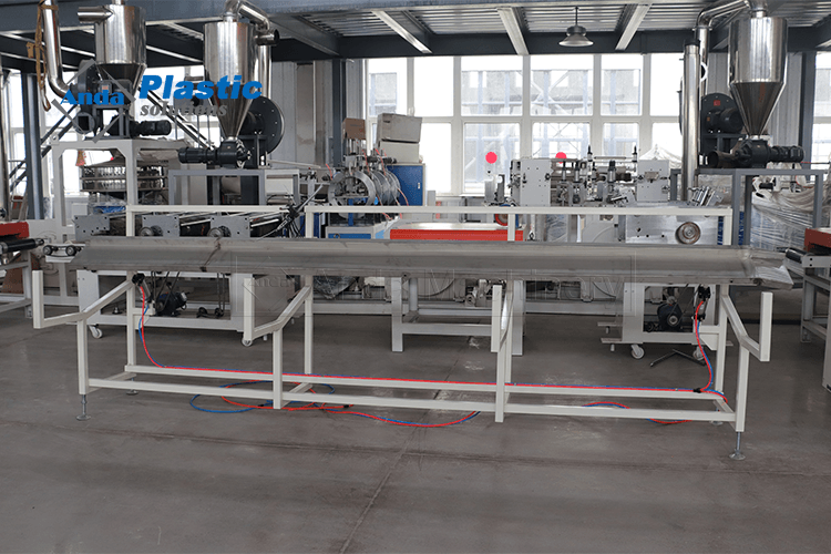 خط إنتاج لوحة الحائط PVC 65/132 عالية السرعة